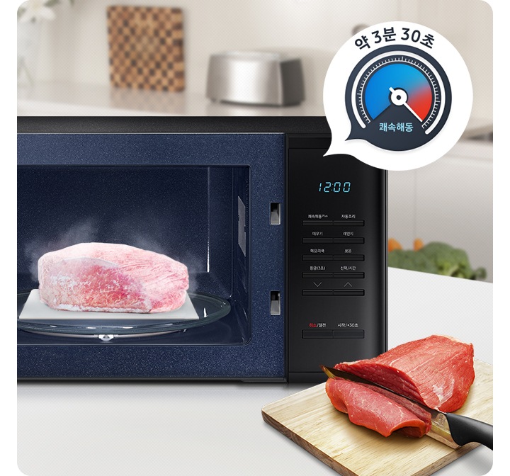 주방 아일랜드 식탁 위에 놓인 전자렌지 안에 냉동된 고기가 들어있고 약 3분 30초라는 문구가 나와있는 이미지컷입니다. 우측에는 도마 위에 생고기가 놓여있습니다.