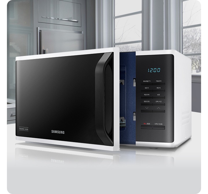 세라믹 전자레인지가 주방 아일랜드 식탁 위에 놓여있고 문이 살짝 열려있는 이미지입니다.