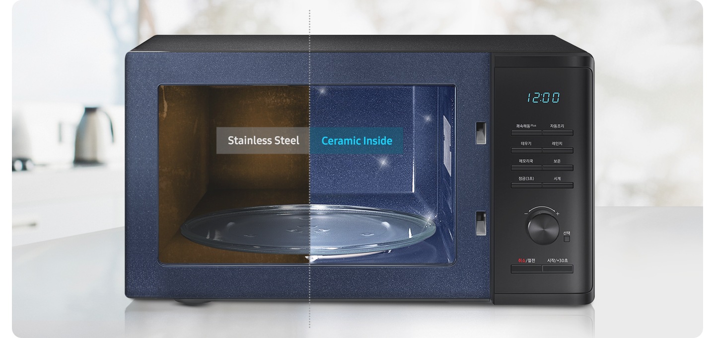 전자레인지 내상이 보이는 제품컷으로 내상이 반 나뉘어 왼쪽은 스테인리스 스틸 문구가, 오른쪽은 세라믹 인사이드 문구가 나와있습니다.