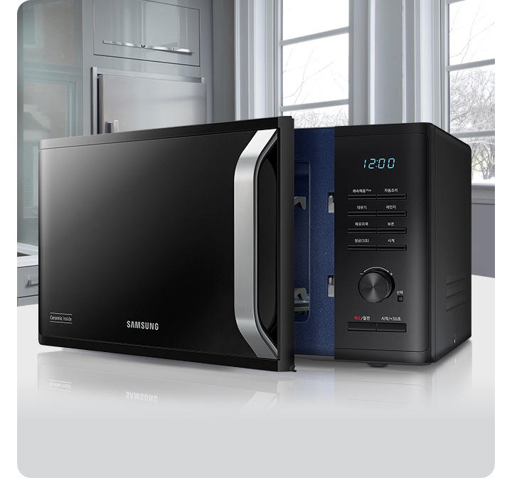 세라믹 전자레인지가 주방 아일랜드 식탁 위에 놓여있고 문이 살짝 열려있는 이미지입니다.