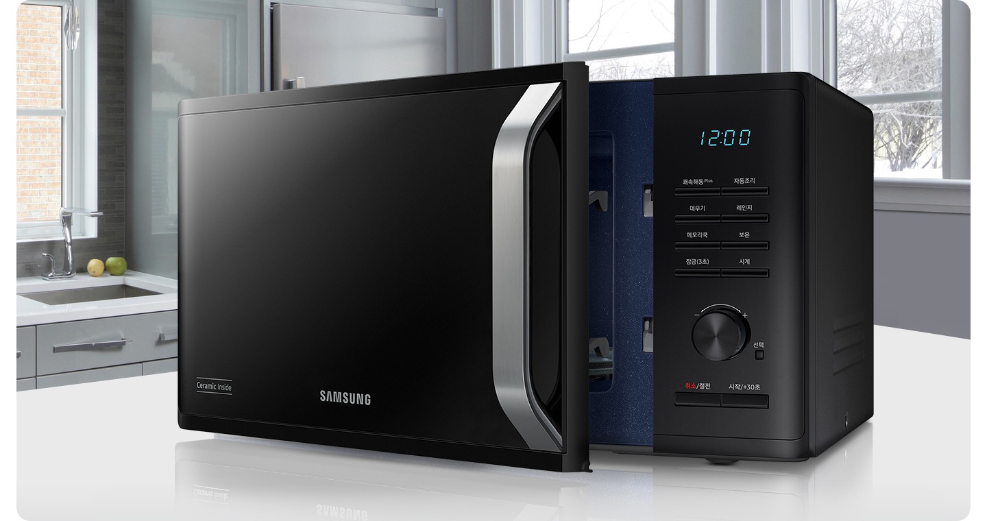 세라믹 전자레인지가 주방 아일랜드 식탁 위에 놓여있고 문이 살짝 열려있는 이미지입니다.