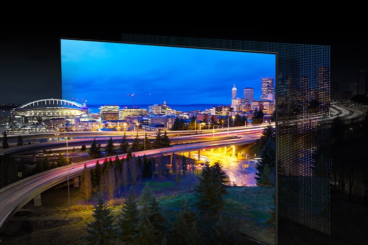 SC90의 정면 이미지가 보이고, 화면 속 도시의 야경과 화면 밖 도시의 야경이 경계선 없이 선명하게 보여지는 듯한 모습입니다.