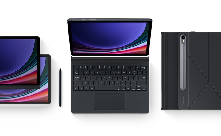 스마트 북커버를 사용한 다양한 이미지가 보여집니다. 왼쪽에는 노트페이터 스크린을 착용 갤럭시 탭이 2개가 각각 흰색과 검은색의 기기가 겹쳐서 보여지며 오른쪽 옆에 S펜이 보여집니다. 이미지 가운데쪽에는  스마트 북커버를 착용 갤럭시 탭이 펼쳐져 화면과 키보드가 보여집니다. 오른쪽에는 스마트 북커버를 착용 갤럭시 탭이 닫혀져 후면이 보여집니다.