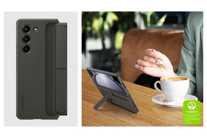 갤럭시 Z 폴드 스탠딩 케이스 with 스트랩 제품에서 스탠딩 액세사리를 장착되어 보여지는 갤럭시 Z 폴드가 세로로 세워져 정면이 보여집니다. 오른쪽에는 한 여성이 테이블 위에 갤럭시 Z 폴드 스탠딩 케이스 with 스트랩 제품에서 스탠딩 액세사리를 장착한 갤럭시 Z 폴드를 가로로 세워 놓고 스탠드를 사용하여  커피를 마시고 있습니다. 오른쪽 하단에는VALIDATED의 아이콘과 설명이 보여집니다.