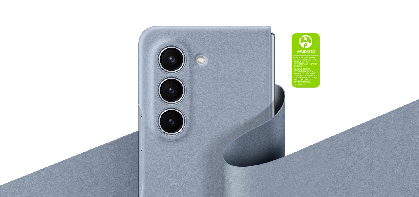 아이스 블루 색상의 비건 레더 케이스가 씌워진 갤럭시 Z 폴드5가 접힌 상태로 똑바로 세워져 있습니다. 아이스 블루 색상의 비건 레더 조각이 기기를 우아하게 감싸고 있습니다. 다음과 같은 문구가 쓰여 있습니다. 비건 레더 케이스(EF-VF946)의 플라스틱에는 최소 16 %의 재활용 소재가 포함되어 있습니다. 비건 레더 케이스(EF-VF946)에는 최소 1 %의 바이오 소재가 포함되어 있으며, 비건 레더 케이스의 외부 케이스에는 10 %의 바이오 소재가 포함되어 있습니다. 