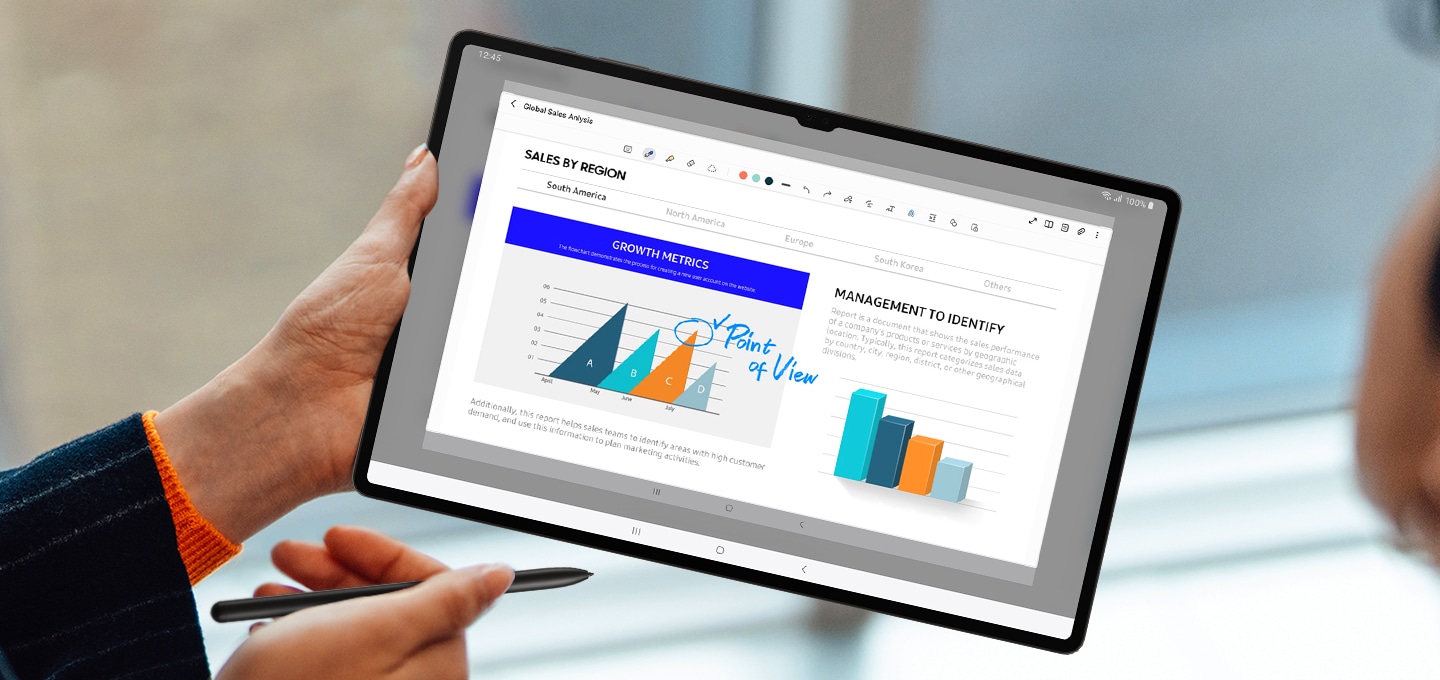 갤럭시 탭에 그래프 자료가 보여지며 S펜의 에어 커맨드 기능을 사용하는 모습이 보여집니다.