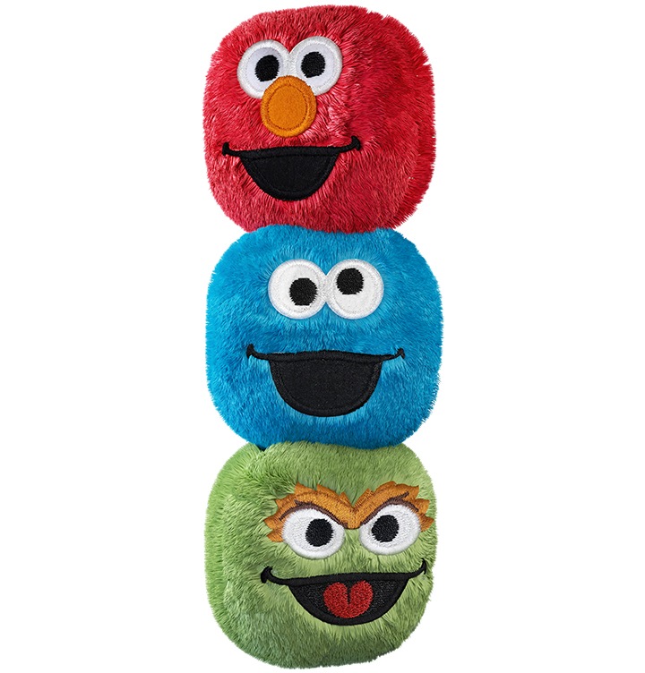 갤럭시 버즈2 프로 세서미 스트리트 버즈 케이스의 3가지 종류를 차례대로 쌓은 모습이 보여집니다. 위쪽부터 엘모, 쿠키몬스터, 오스카 순서대로 보여집니다.