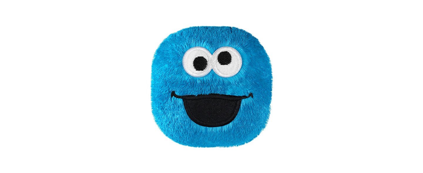 갤럭시 버즈2 프로 세서미 스트리트 버즈 케이스 (쿠키몬스터) 제품 정면과 갤럭시 버즈를 장착하여 열어놓은 제품이 보여집니다.