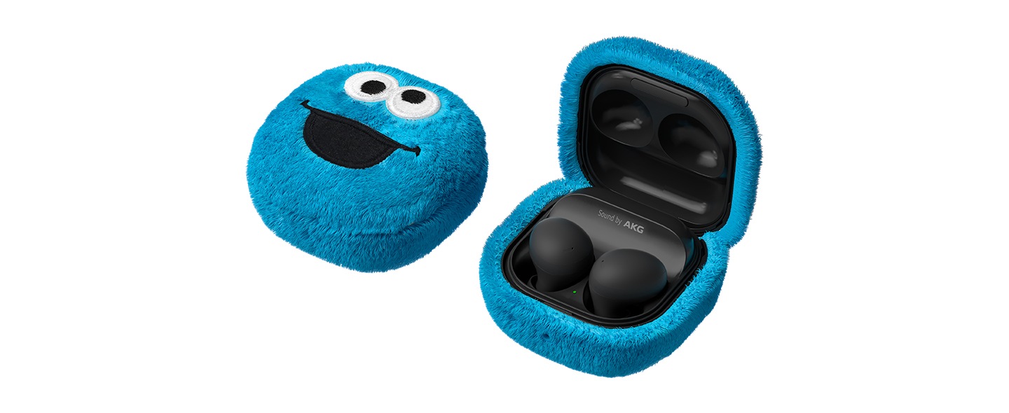 갤럭시 버즈2 프로 세서미 스트리트 버즈 케이스 (쿠키몬스터) 제품 정면과 갤럭시 버즈를 장착하여 열어놓은 제품이 보여집니다.