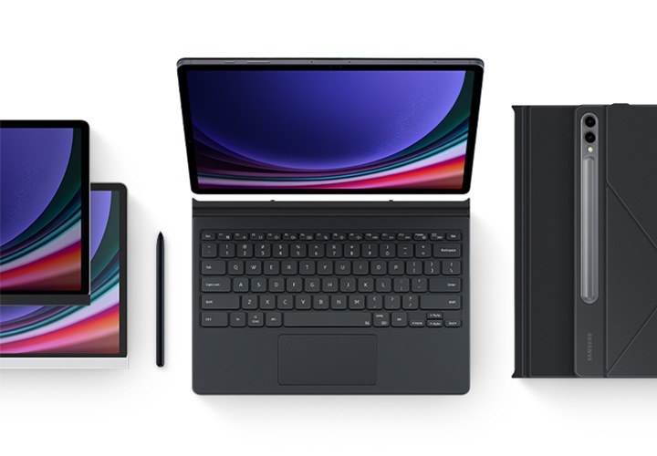 스마트 북커버를 사용한 다양한 이미지가 보여집니다. 왼쪽에는 노트페이터 스크린을 착용 갤럭시 탭이 2개가 각각 흰색과 검은색의 기기가 겹쳐서 보여지며 오른쪽 옆에 S펜이 보여집니다. 이미지 가운데쪽에는  스마트 북커버를 착용 갤럭시 탭이 펼쳐져 화면과 키보드가 보여집니다. 오른쪽에는 스마트 북커버를 착용 갤럭시 탭이 닫혀져 후면이 보여집니다.