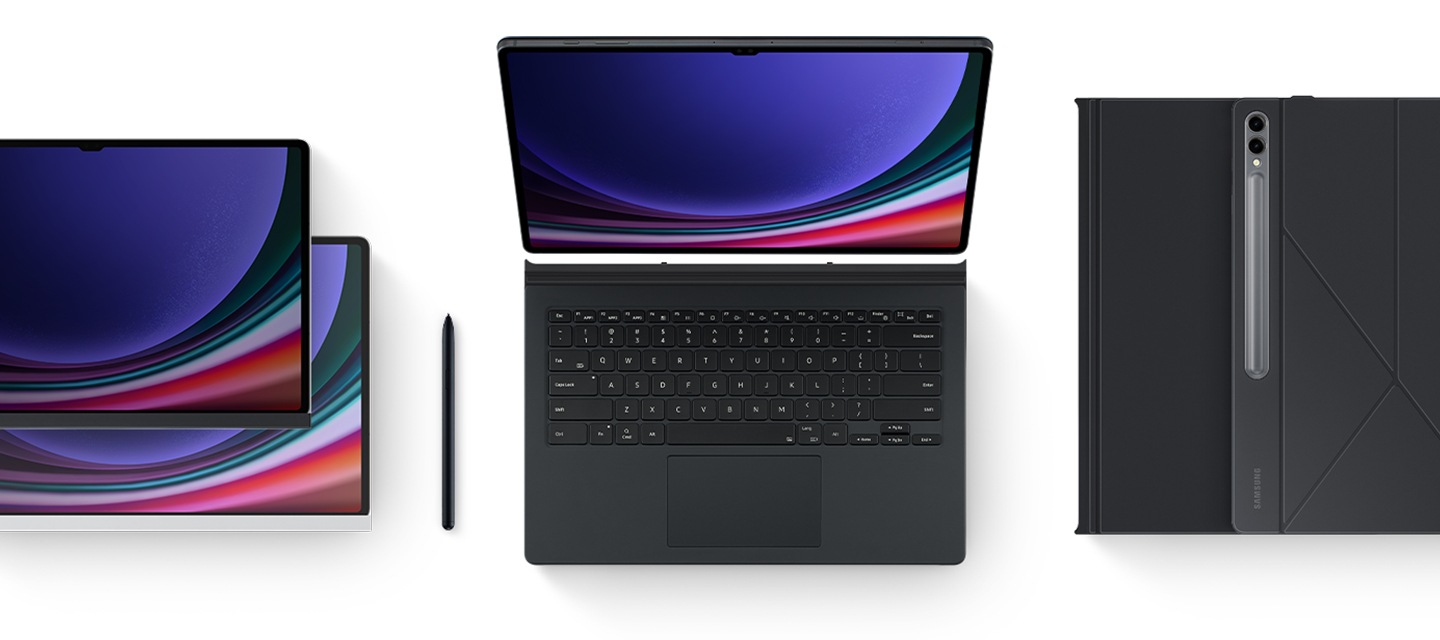 스마트 북커버를 사용한 다양한 이미지가 보여집니다. 왼쪽에는 노트페이터 스크린을 착용 갤럭시 탭이 2개가 각각 흰색과 검은색의 기기가 겹쳐서 보여지며 오른쪽 옆에 S펜이 보여집니다. 이미지 가운데쪽에는  스마트 북커버를 착용 갤럭시 탭이 펼쳐져 화면과 키보드가 보여집니다. 오른쪽에는 스마트 북커버를 착용 갤럭시 탭이 닫혀져 후면이 보여집니다.