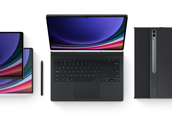 스마트 북커버를 사용한 다양한 이미지가 보여집니다. 왼쪽에는 노트페이터 스크린을 착용 갤럭시 탭이 2개가 각각 흰색과 검은색의 기기가 겹쳐서 보여지며 오른쪽 옆에 S펜이 보여집니다. 이미지 가운데쪽에는  스마트 북커버를 착용 갤럭시 탭이 펼쳐져 화면과 키보드가 보여집니다. 오른쪽에는 스마트 북커버를 착용 갤럭시 탭이 닫혀져 후면이 보여집니다.