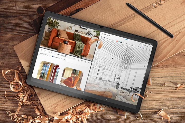 원목 공장의 배경이 보이며 그 위에 갤럭시 탭과 S펜이 보여지고 있습니다.
