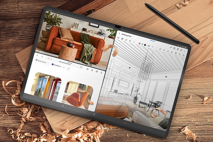원목 공장의 배경이 보이며 그 위에 갤럭시 탭과 S펜이 보여지고 있습니다.
