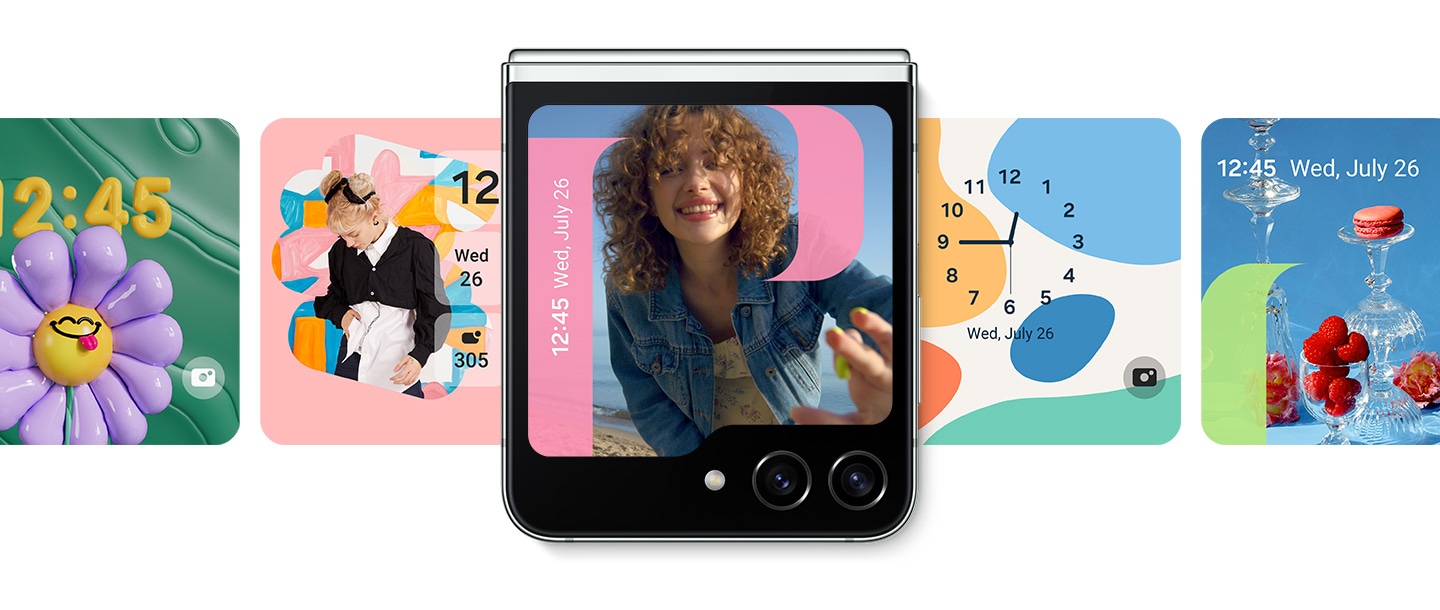 갤럭시 Z 플립5는 웃는 여성의 사진과 디지털 시계가 특징인 프레임 시계 스타일의 인터페이스를 표시합니다. 다른 커스터마이징 시계 스타일은 기기의 양쪽에서 펼쳐집니다.