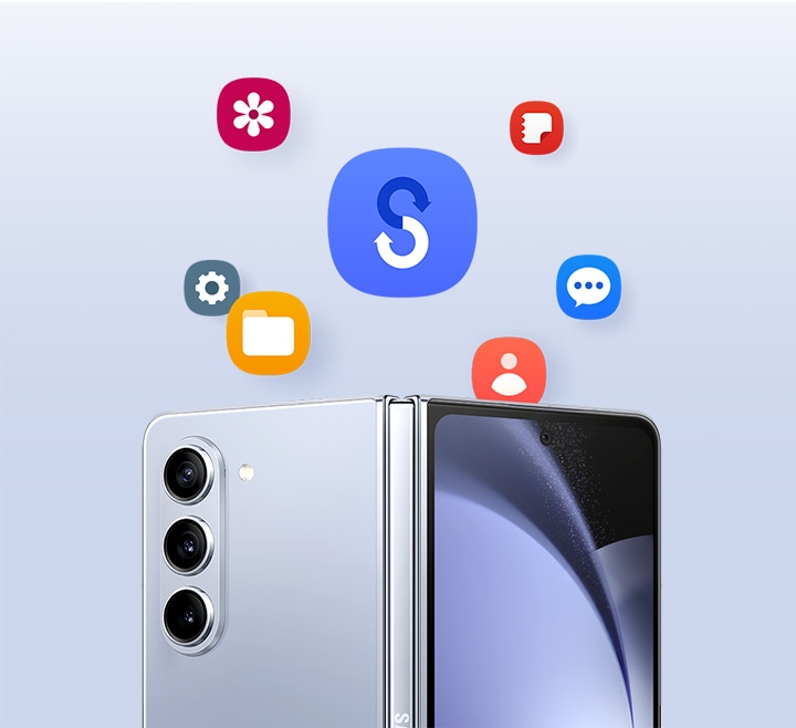 갤럭시 Z 플립5의 열린 스크린에서 다양한 앱 아이콘들이 떠다니며 '보다 크다'라는 의미의 기호처럼 보입니다. 스마트 스위치 로고.