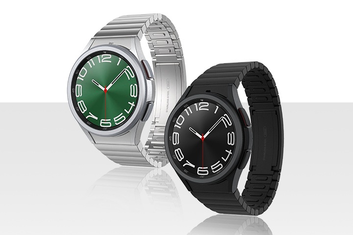 흰색과 회색이 반으로 나누어져 배경으로 보여집니다. 갤럭시 워치6 클래식 43 mm 링크 브레이슬릿 스트랩을 장착한 두가지의 갤럭시 워치6가 보여집니다. 왼쪽에는 실버 스트랩과 오른쪽에는 블랙 스트랩을 장착한 이미지가 보여집니다.