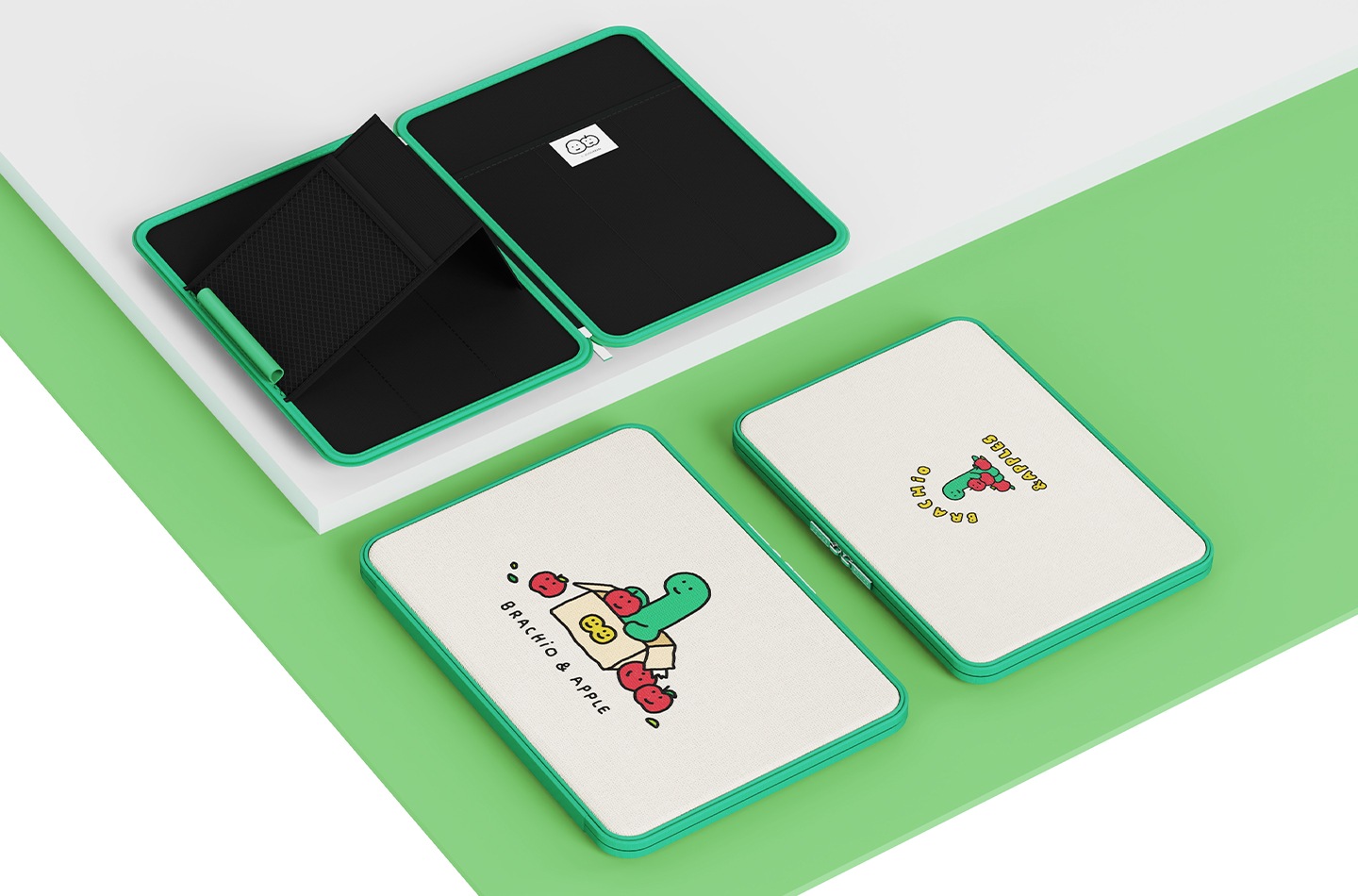 연두색 배경 위에 회색 판이 보여집니다. 회색 판위에는 조구만 스튜디오 스탠딩 파우치(베이지)가 펼쳐져 있으며, 연두색 배경 위에는 조구만 스튜디오 스탠딩 파우치 2개(베이지)가 정면, 후면으로 보여집니다.