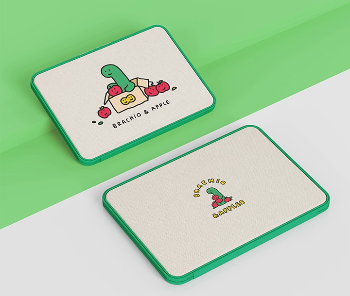 연두색과 회색이 대각선으로 반반 나뉘어진 배경이 보여집니다. 왼쪽 위 연두색 배경에는 조구만 스튜디오 스탠딩 파우치 제품 정면이 보여집니다. 오른쪽 아래 회색 배경에는 조구만 스튜디오 스탠딩 파우치 제품 후면이 보여집니다.