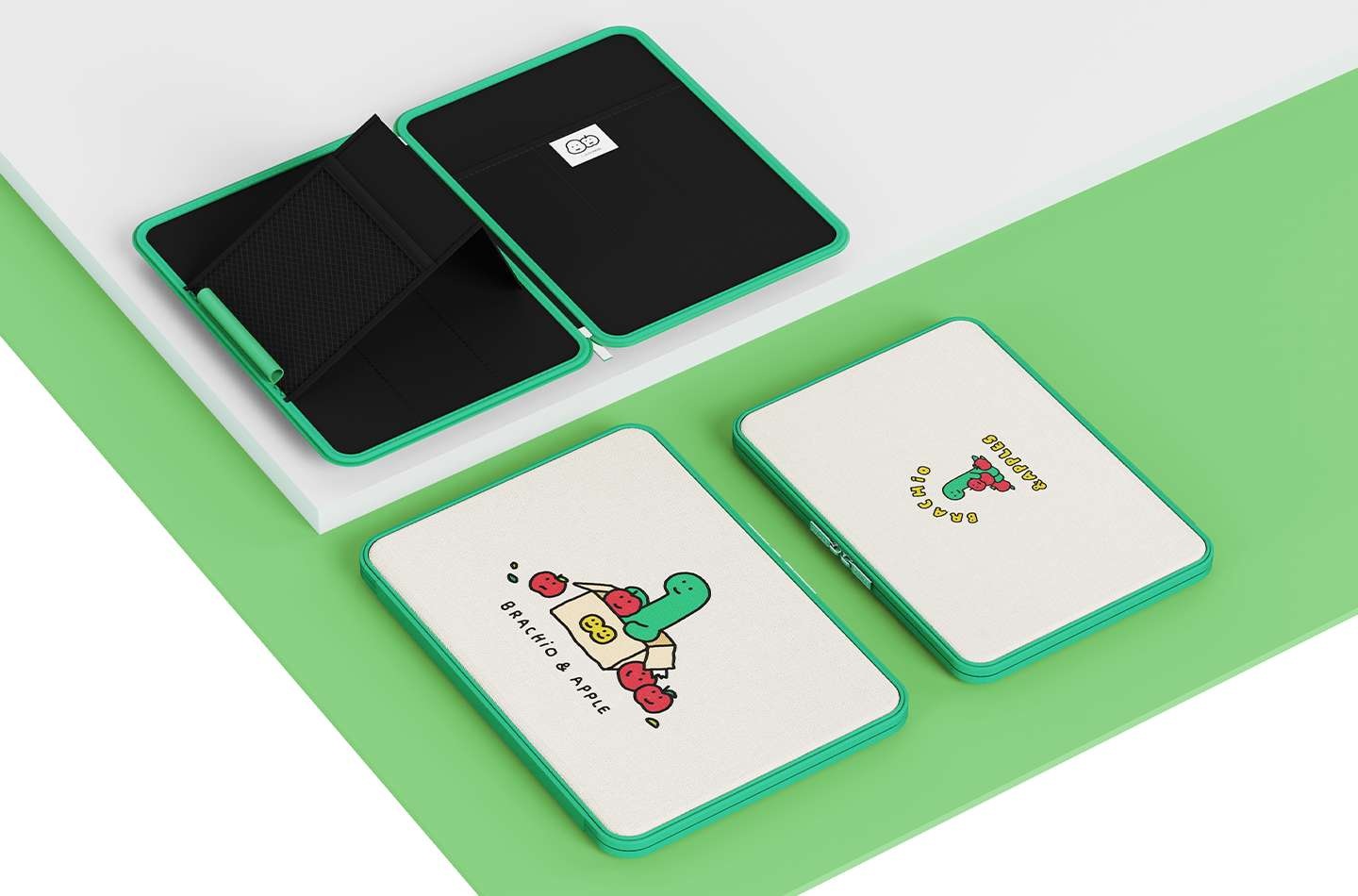 연두색 배경 위에 회색 판이 보여집니다. 회색 판위에는 조구만 스튜디오 스탠딩 파우치(베이지)가 펼쳐져 있으며, 연두색 배경 위에는 조구만 스튜디오 스탠딩 파우치 2개(베이지)가 정면, 후면으로 보여집니다.