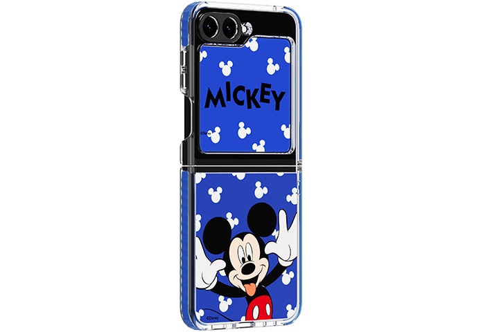 화이트 배경에 갤럭시 Z 플립5 디즈니 수트 케이스 with 플립수트 카드가 장착된 플립5가 오른쪽 15도 방향으로 놓여져 있습니다.