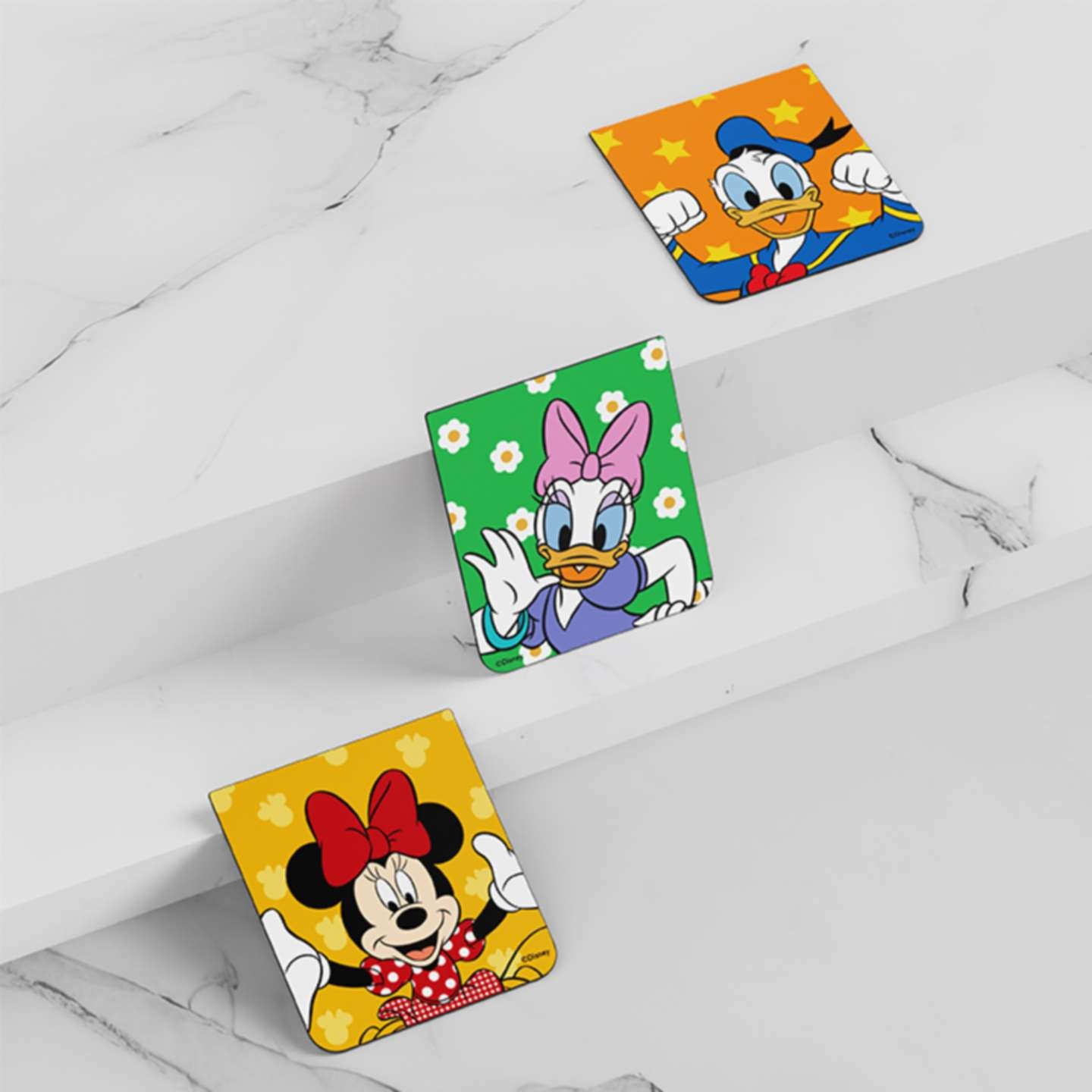 계단식 대리석 배경이 보여집니다. 갤럭시 Z 플립5 디즈니 플립수트 카드(3매)가 차례대로 보여지고 있으며 오른쪽 상단에 도날드덕 플립카드가 보여지며, 중간에 데이지 플립카드가 계단에 기울어져 보여지며, 왼쪽 하단에 미니마우스 플립카드가 계단에 기울어져 보여집니다.