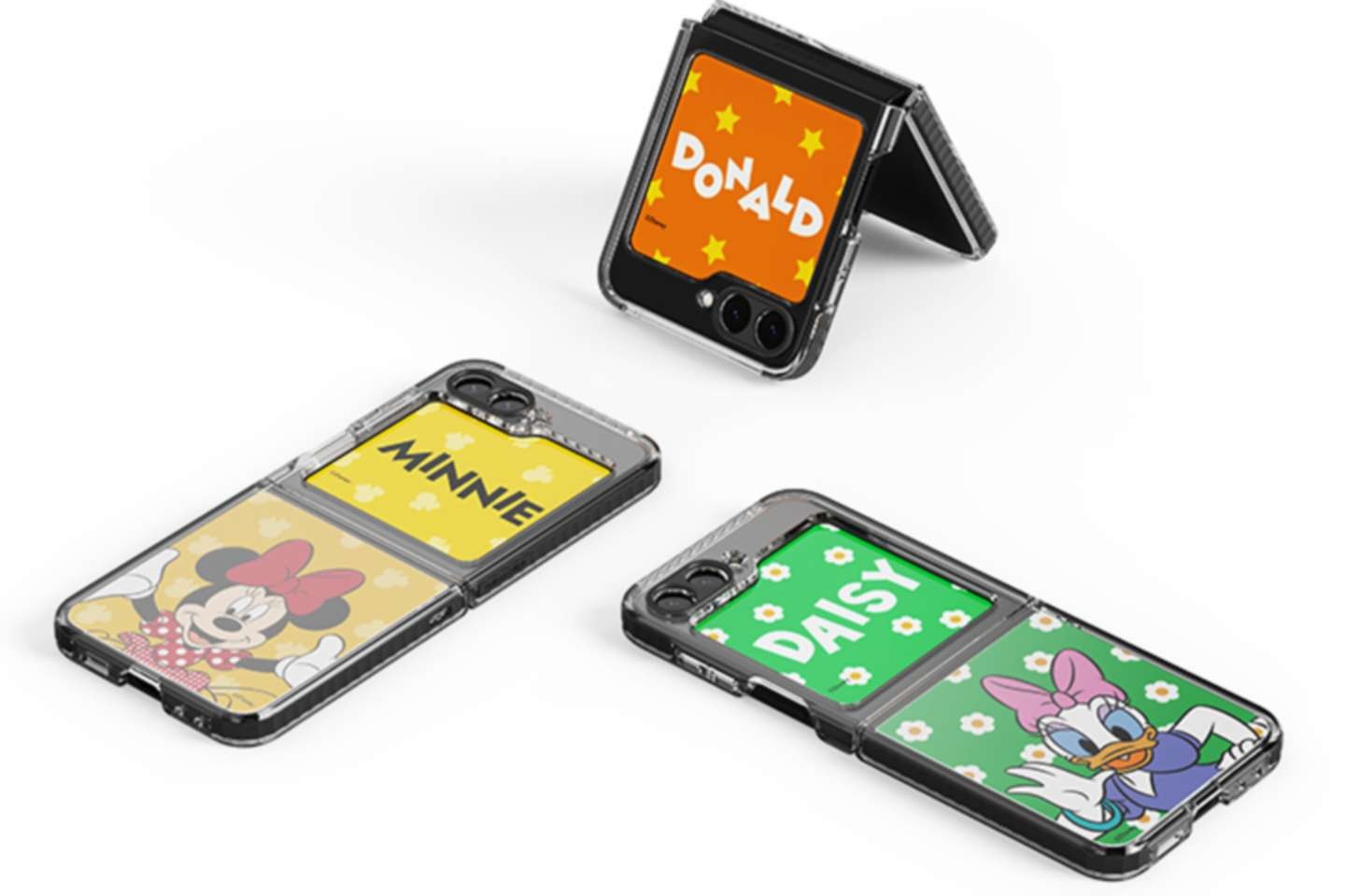 갤럭시 Z 플립5 디즈니 수트 케이스와 플립수트 카드가 장착된 갤럭시 Z 플립5의 세 기기가 놓여져 있습니다. 오른쪽 상단에는 갤럭시 Z 플립5가 반 접혀져서 도날드의 화면이 보여지며, 왼쪽 하단에는 미니마우스 플립수트케이스가 장착된 갤럭시 Z 플립5가 보여지고, 왼쪽 하단에는 데이지 플립수트케이스가 장착된 갤럭시 Z 플립5가 보여집니다.