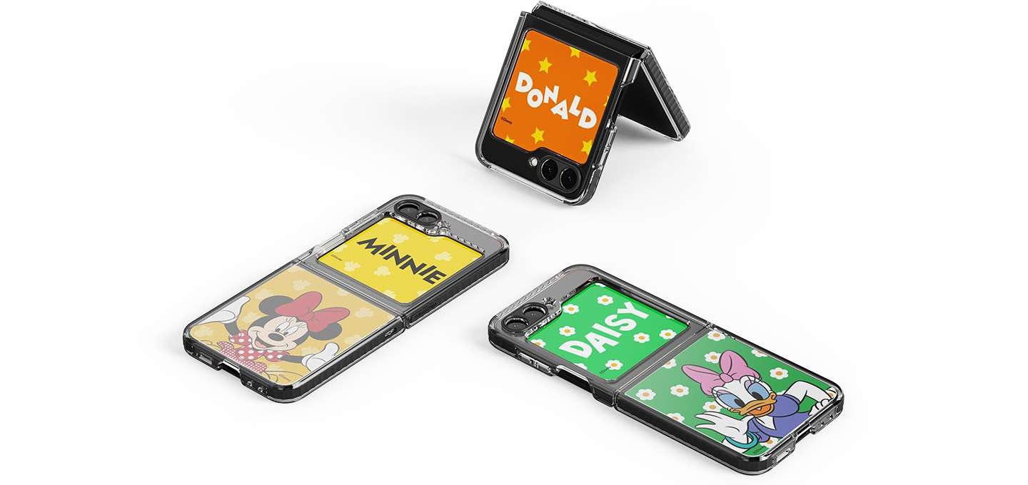 갤럭시 Z 플립5 디즈니 수트 케이스와 플립수트 카드가 장착된 갤럭시 Z 플립5의 세 기기가 놓여져 있습니다. 오른쪽 상단에는 갤럭시 Z 플립5가 반 접혀져서 도날드의 화면이 보여지며, 왼쪽 하단에는 미니마우스 플립수트케이스가 장착된 갤럭시 Z 플립5가 보여지고, 왼쪽 하단에는 데이지 플립수트케이스가 장착된 갤럭시 Z 플립5가 보여집니다.