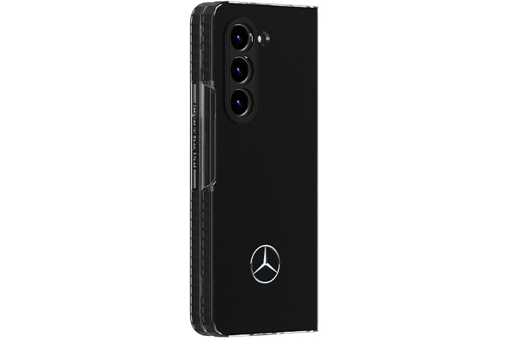 화이트 배경에 갤럭시 Z 폴드5 벤츠 케이스가 장착된 폴드5가 오른쪽 15도 방향으로 놓여져 있습니다.