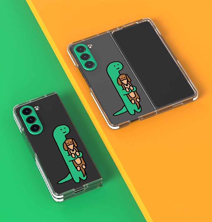 초록색과 오렌지색이 대각선으로 나뉘어져 있는 배경이 보여집니다. 왼쪽 초록색 배경에는 갤럭시 Z 폴드5에 조구만 스튜디오 케이스가 장착되어 갤럭시 Z 폴드5가 접혀있으며, 오른쪽 오렌지색 배경에는 갤럭시 Z 폴드5에 조구만 스튜디오 케이스가 장착되어 갤럭시 Z 폴드5가 펼쳐서 보여집니다.