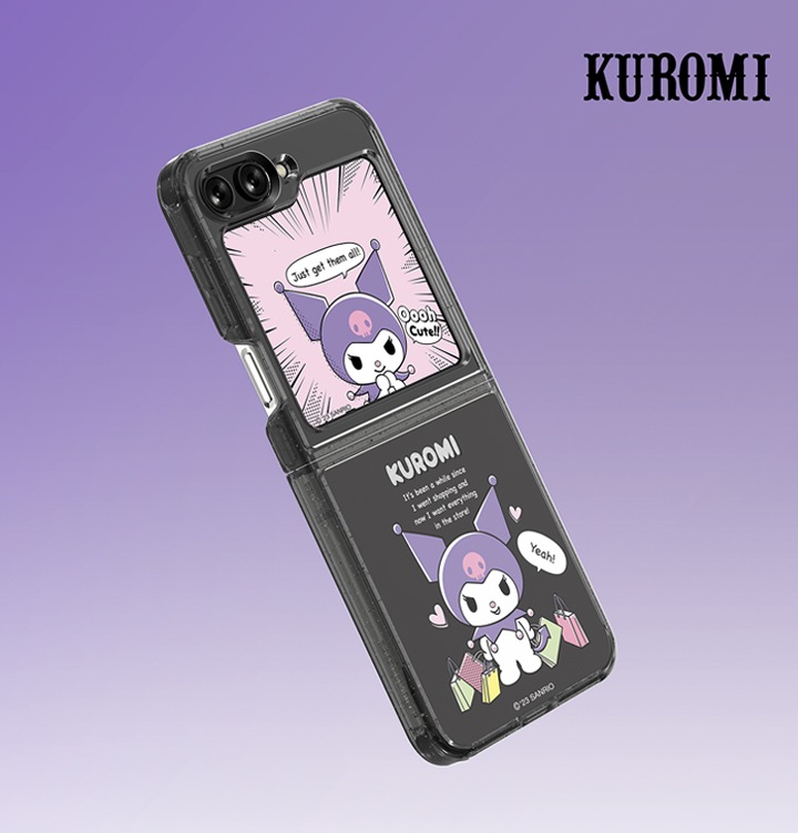 보라색에서 흰색의 그라데이션 배경에 오른쪽 상단에 쿠로미 로고가 보여집니다. 갤럭시 Z 플립5에 케이스와 쿠로미 플립수트 카드(블랙)가 장착되어45도 기울어져 있는 이미지가 보여집니다.