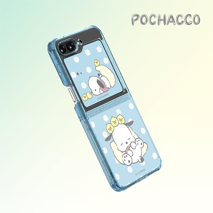 연두색 배경에 오른쪽 상단에 포차코 로고가 보여집니다. 갤럭시 Z 플립5에 케이스와 포차코 플립수트 카드(스카이 블루)가 장착되어45도 기울어져 있는 이미지가 보여집니다.