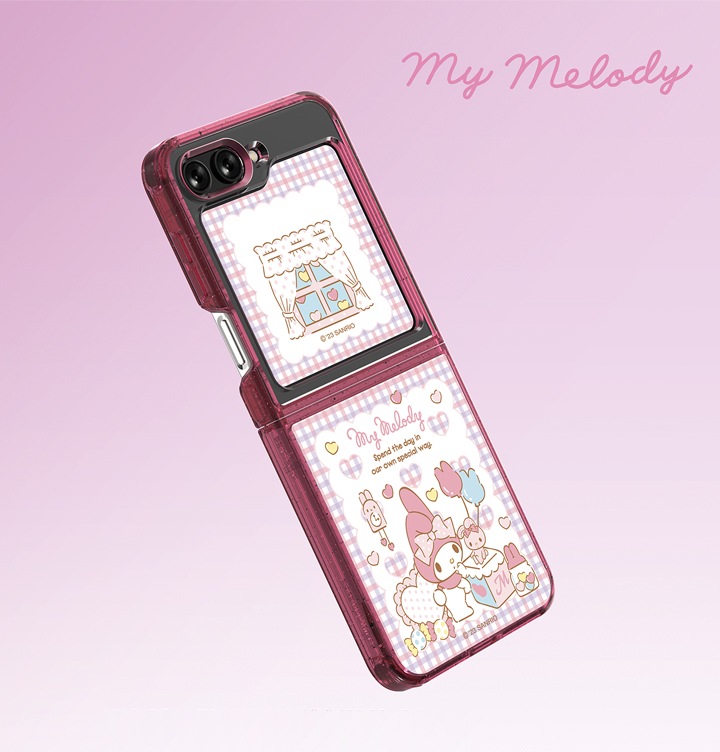 분홍색에서 흰색의 그라데이션 배경에 오른쪽 상단에 마이멜로디 로고가 보여집니다. 갤럭시 Z 플립5에 케이스와 마이멜로디 플립수트 카드(핑크)가 장착되어45도 기울어져 있는 이미지가 보여집니다.