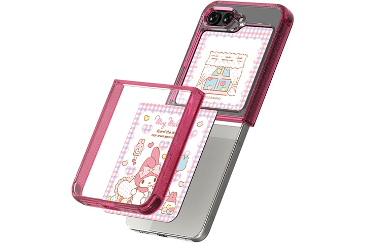 갤럭시 Z 플립5에 케이스와 마이멜로디 플립수트 카드(핑크)가 15도 기울어져 장착되어지는 이미지가 보여집니다.