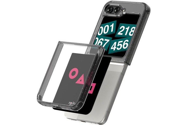 갤럭시 Z 플립5에 케이스와 오징어게임 플립수트 카드(블랙)이 15도 기울어져 장착되어지는 이미지가 보여집니다.