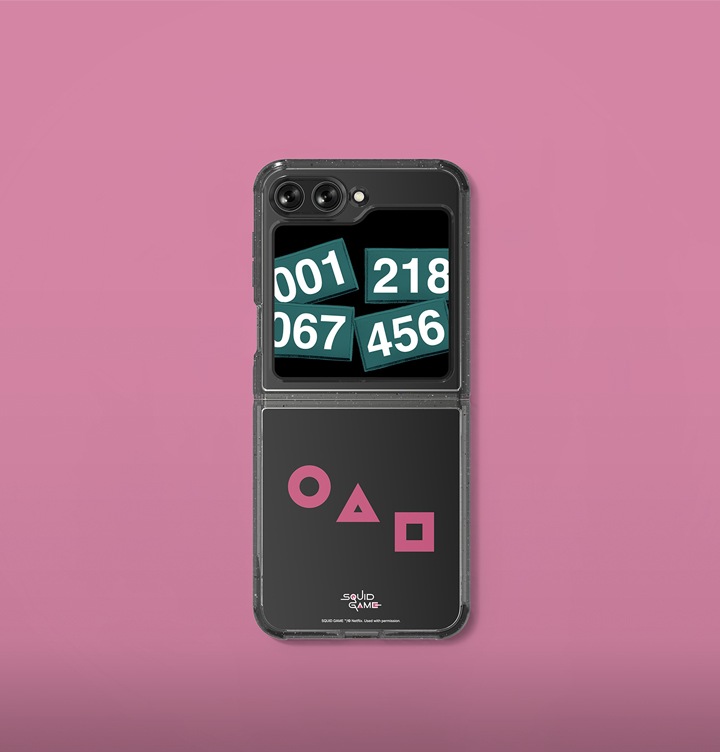 오징어 게임 수트 케이스 with 플립수트 카드가 장착된 갤럭시 Z플립이 배치되어 있습니다.