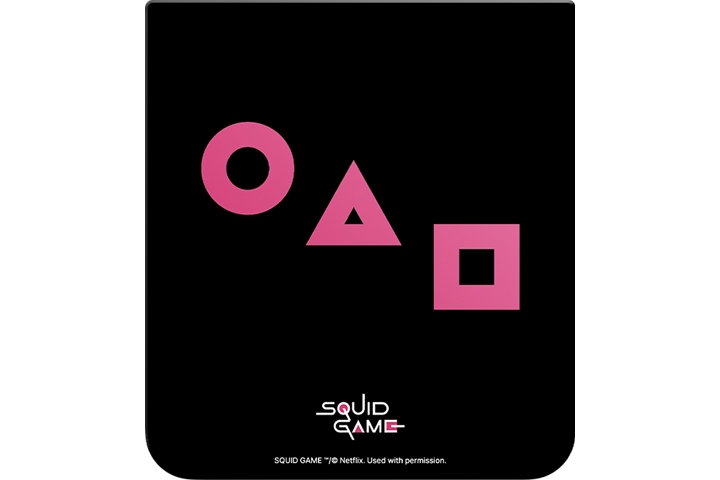 오징어 게임 플립수트 카드를 보여주고 있습니다.