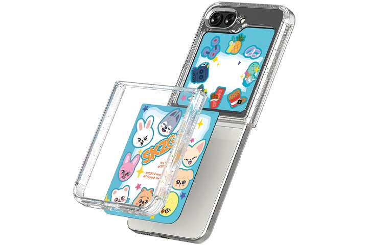 화이트 배경에 갤럭시  Z 플립5 SKZOO 플립수트 카드 (2매)가 장착된 플립5가 오른쪽 15도 방향으로 놓여져 있습니다.