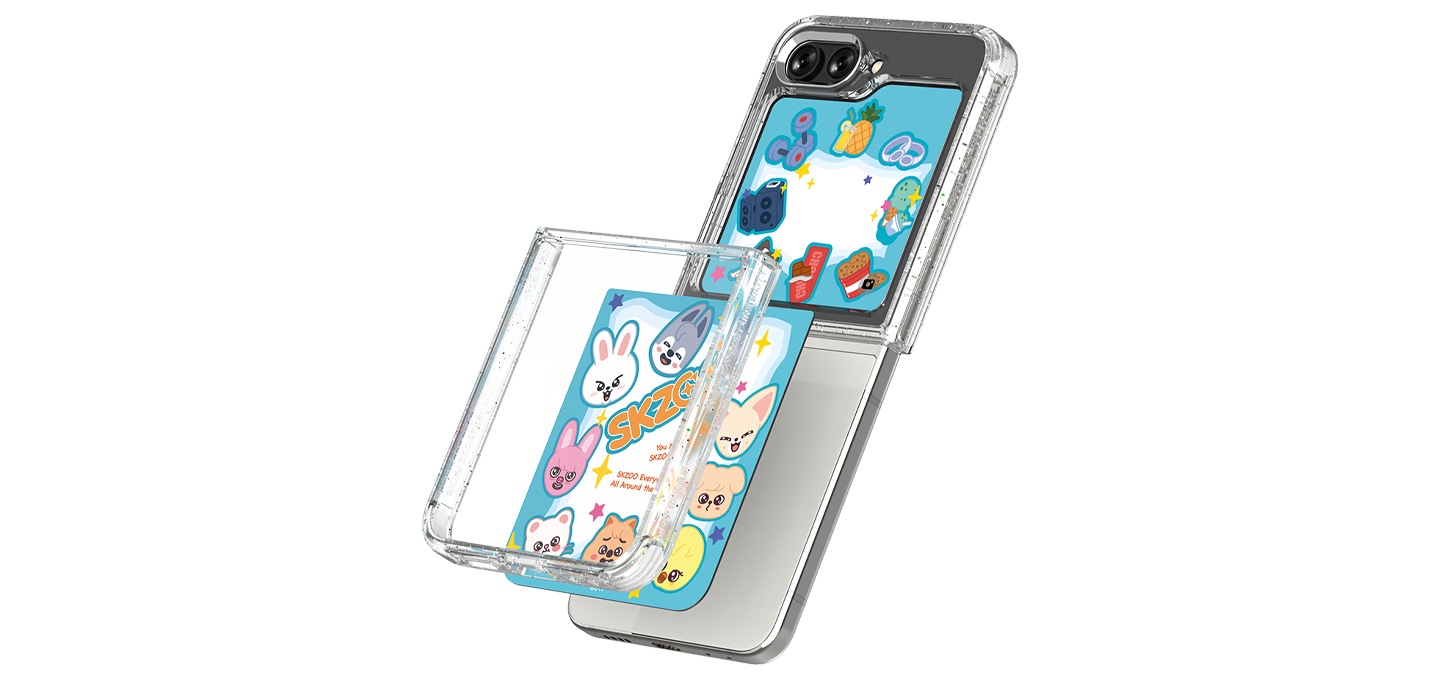 화이트 배경에 갤럭시  Z 플립5 SKZOO 플립수트 카드 (2매)가 장착된 플립5가 오른쪽 15도 방향으로 놓여져 있습니다.