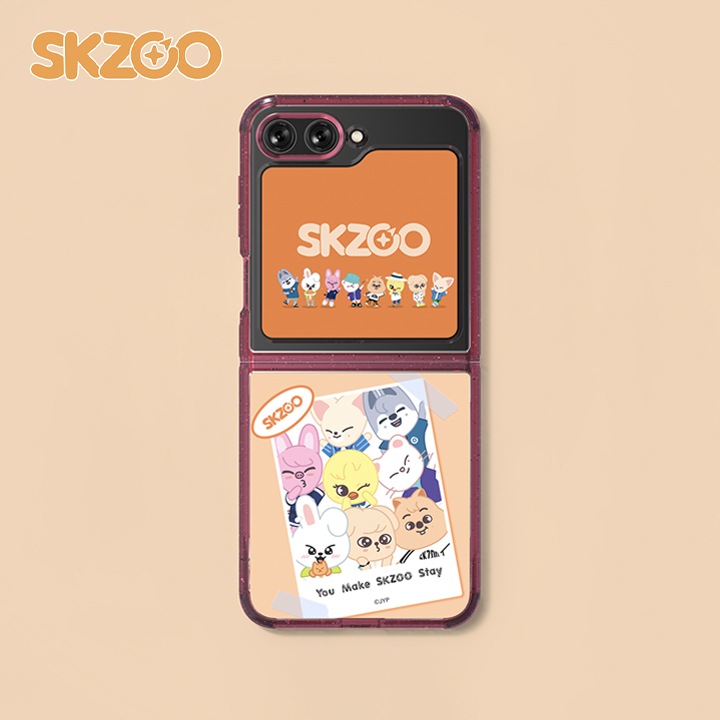 오렌지색 배경에 왼쪽 상단에 SKZOO 로고가 보여집니다. 갤럭시 Z 플립5에 케이스와 스키주 플립수트 카드(오렌지)가 장착되어 있는 이미지가 보여집니다.