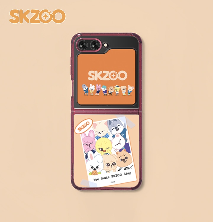 오렌지색 배경에 왼쪽 상단에 SKZOO 로고가 보여집니다. 갤럭시 Z 플립5에 케이스와 스키주 플립수트 카드(오렌지)가 장착되어 있는 이미지가 보여집니다.