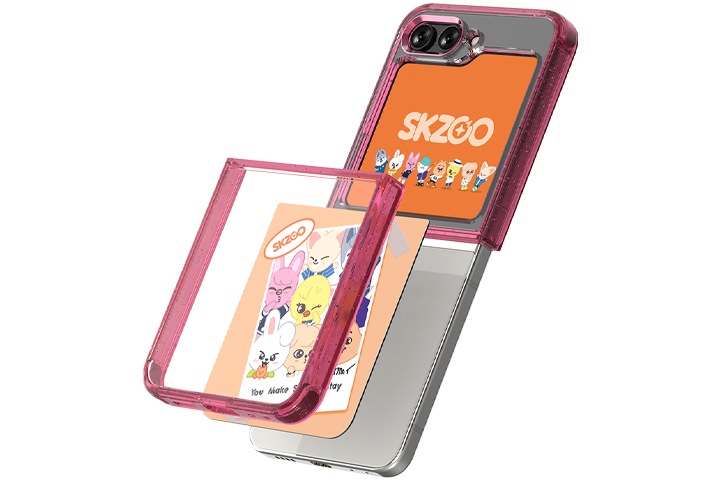 화이트 배경에 갤럭시   Z 플립5 SKZOO 수트 케이스 with 플립수트 카드가 장착된 플립5가 오른쪽 15도 방향으로 놓여져 있습니다.