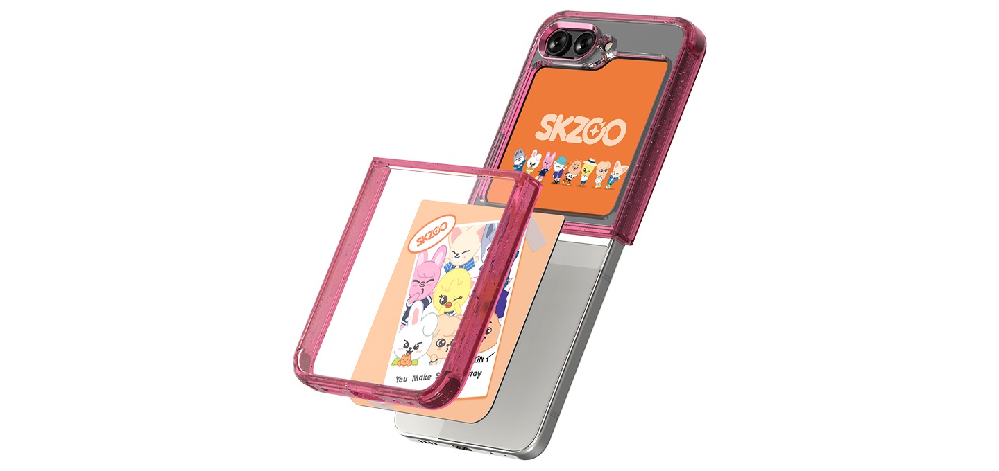 화이트 배경에 갤럭시   Z 플립5 SKZOO 수트 케이스 with 플립수트 카드가 장착된 플립5가 오른쪽 15도 방향으로 놓여져 있습니다.