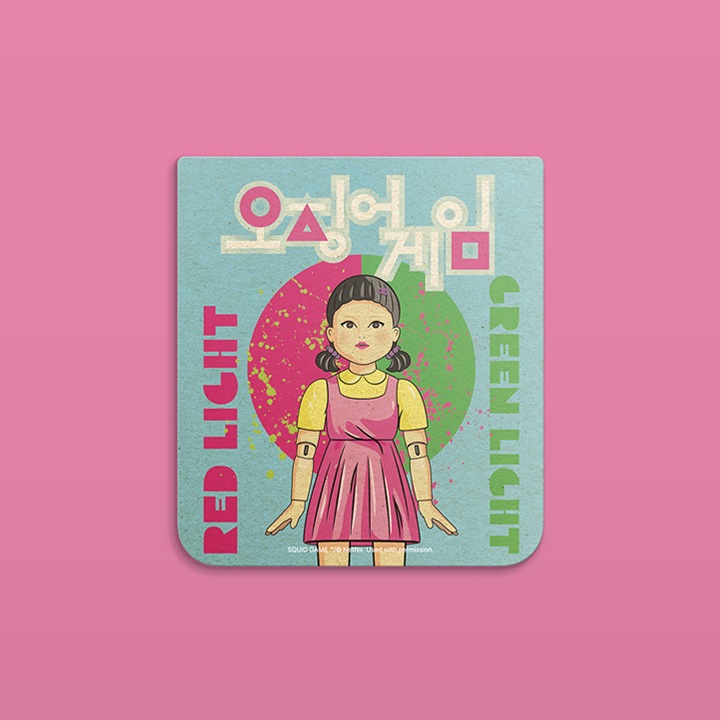 핑크 배경에 갤럭시   Z 플립5 오징어게임 플립수트 카드 (1매)가 놓여져 있습니다.