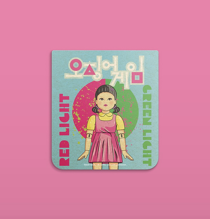 핑크 배경에 갤럭시   Z 플립5 오징어게임 플립수트 카드 (1매)가 놓여져 있습니다.