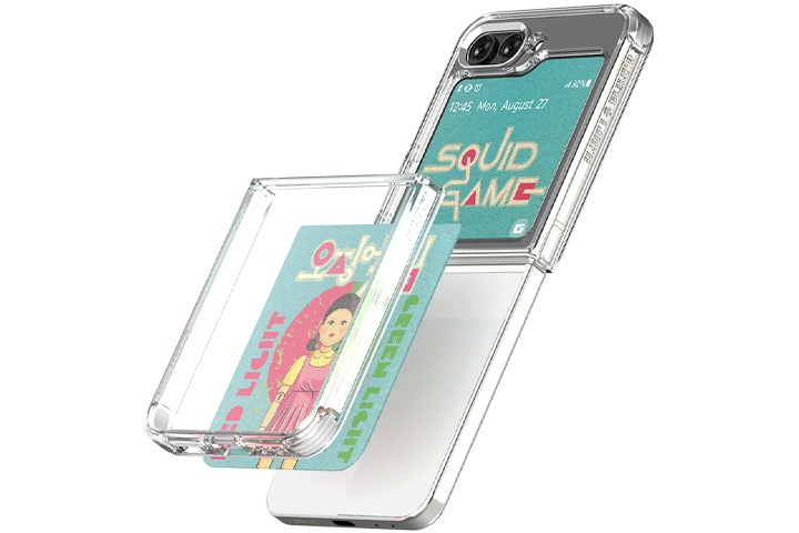 화이트 배경에 갤럭시   Z 플립5 오징어게임 플립수트 카드 (1매)가 장착된 플립5가 오른쪽 15도 방향으로 놓여져 있습니다.