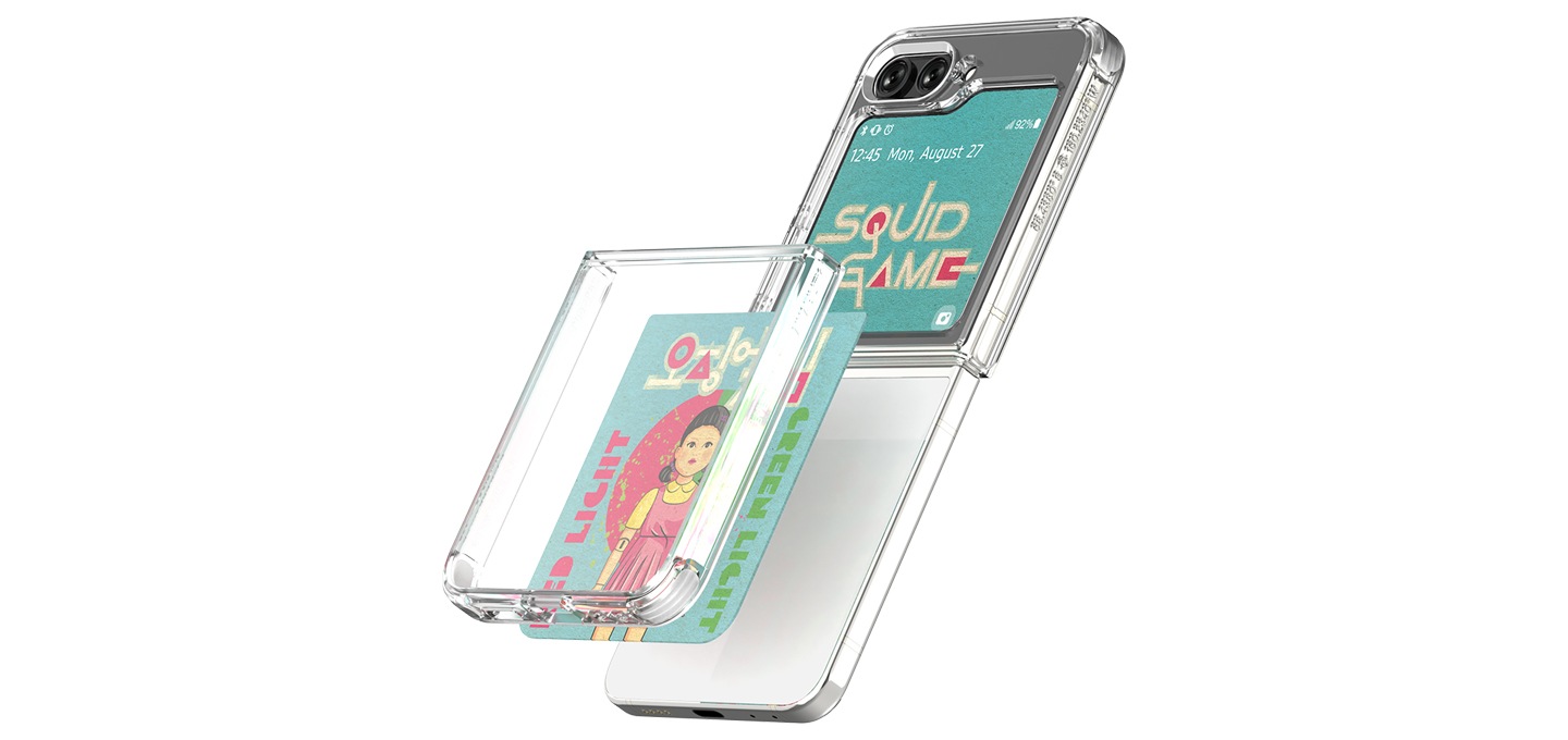 화이트 배경에 갤럭시   Z 플립5 오징어게임 플립수트 카드 (1매)가 장착된 플립5가 오른쪽 15도 방향으로 놓여져 있습니다.