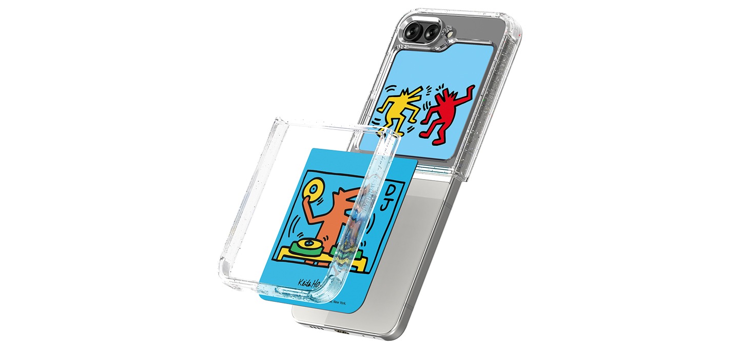 화이트 배경에 갤럭시   Z 플립5 키스해링 플립수트 카드 (1매)가 장착된 플립5가 오른쪽 15도 방향으로 놓여져 있습니다.