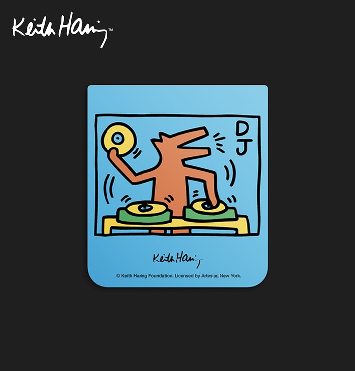 검정색 배경에 왼쪽 상단에 키스해링 로고가 보여집니다. 키스해링  플립수트 카드(블루)의 제품 정면 이미지가 보여집니다.