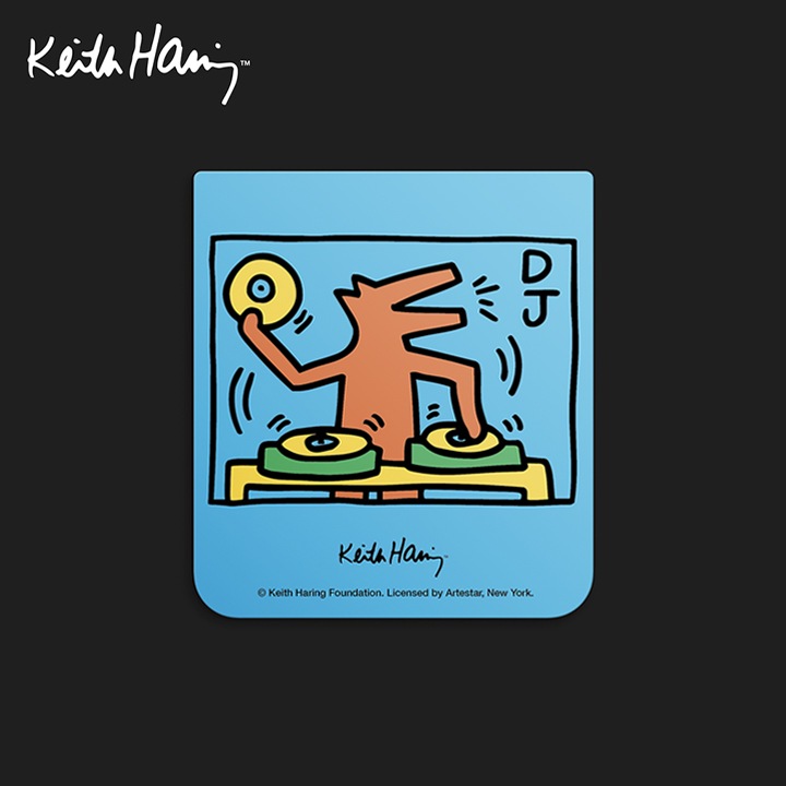 검정색 배경에 왼쪽 상단에 키스해링 로고가 보여집니다. 키스해링  플립수트 카드(블루)의 제품 정면 이미지가 보여집니다.